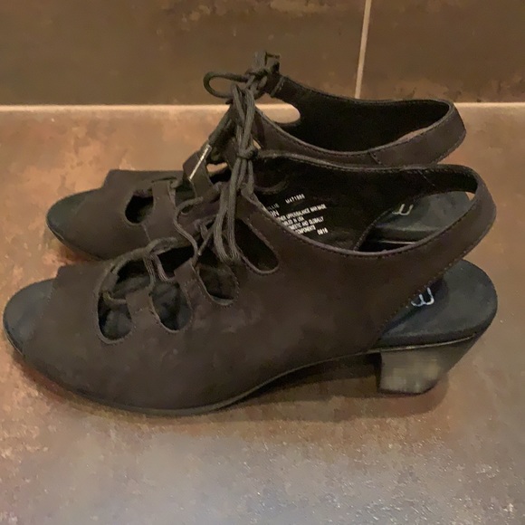 Munro Black Suede adjustable shoe 9 narrow - Picture 5 of 12